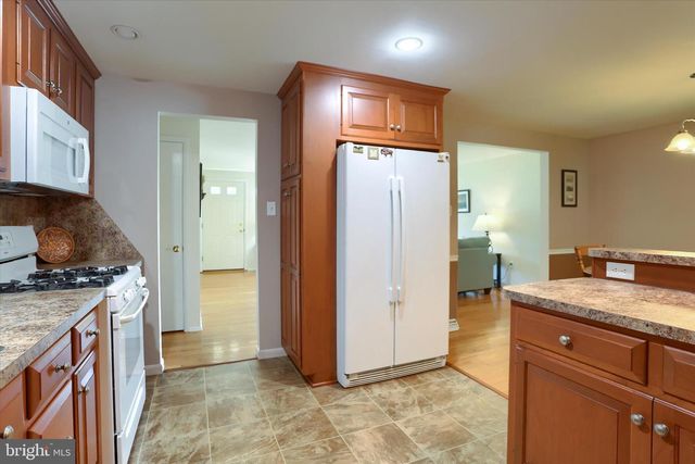 5221 STUART DR, Mechanicsburg, PA 17055