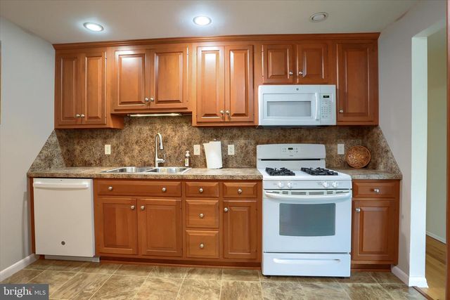 5221 STUART DR, Mechanicsburg, PA 17055