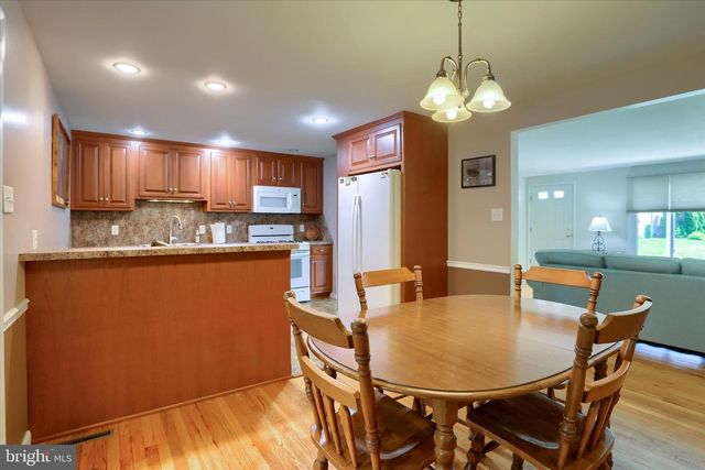 5221 STUART DR, Mechanicsburg, PA 17055
