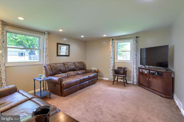 5221 STUART DR, Mechanicsburg, PA 17055
