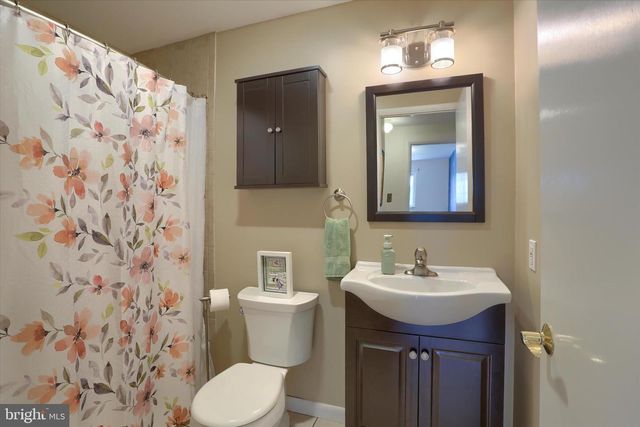 5221 STUART DR, Mechanicsburg, PA 17055