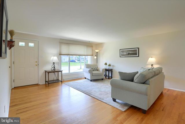 5221 STUART DR, Mechanicsburg, PA 17055