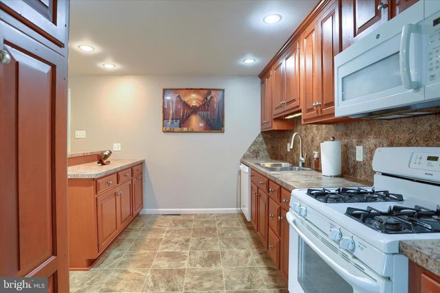5221 STUART DR, Mechanicsburg, PA 17055