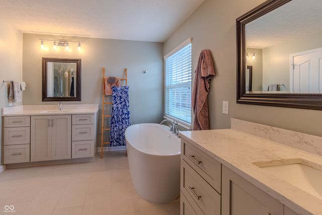 9280 Windrift Way, Zionsville, IN 46077