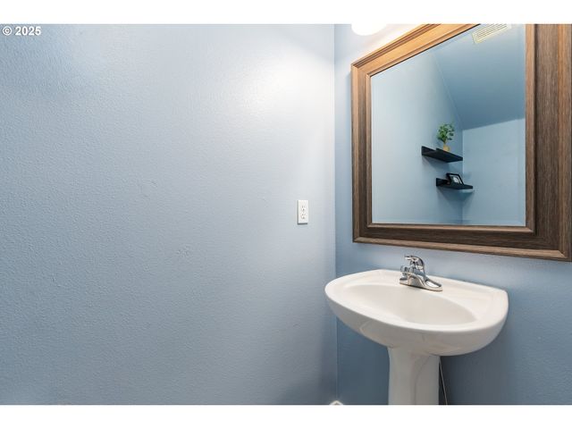 5782 Ne CANARD Ct, Hillsboro, OR 97124