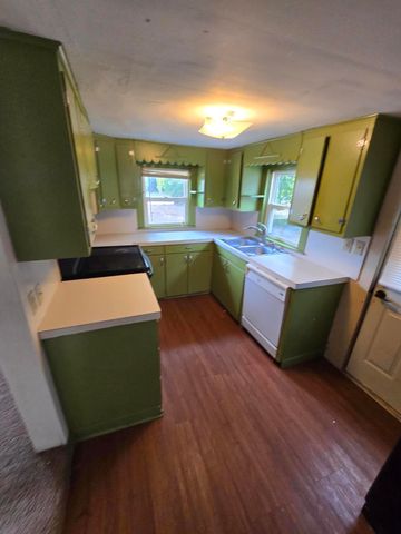 1018 E Locust, Bolivar, MO 65613