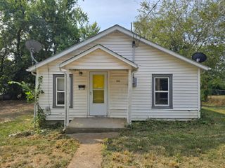 1018 E Locust, Bolivar, MO 65613