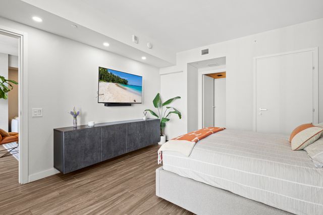 1300 BRICKELL BAY 2105, Miami, FL 33131