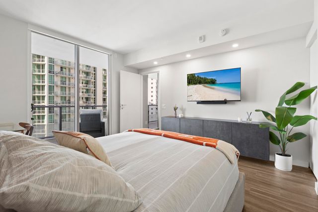 1300 BRICKELL BAY 2105, Miami, FL 33131