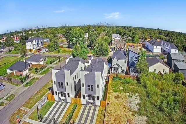 4805 Paula St B, Houston, TX 77033