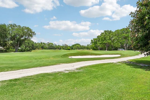 15 Carrick Road, Palm Beach Gardens, FL 33418