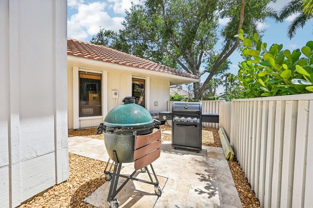 15 Carrick Road, Palm Beach Gardens, FL 33418