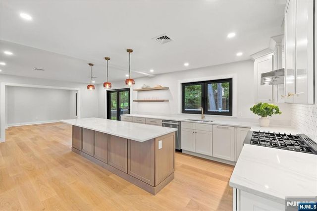 15 Green Way, Mahwah, NJ 07430