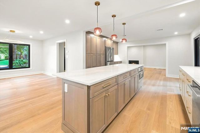 15 Green Way, Mahwah, NJ 07430