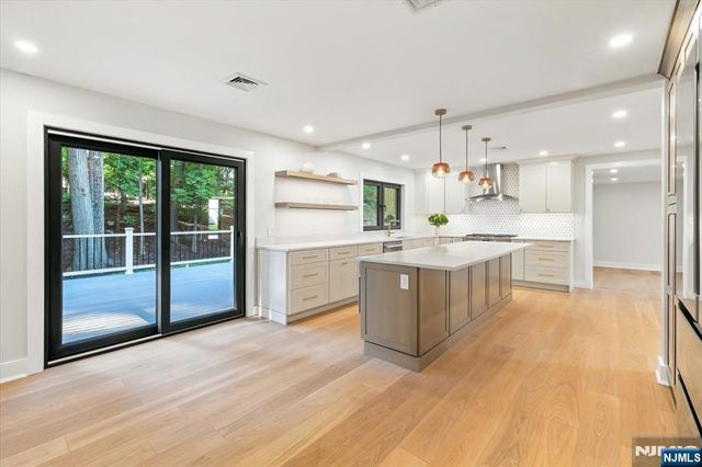 15 Green Way, Mahwah, NJ 07430