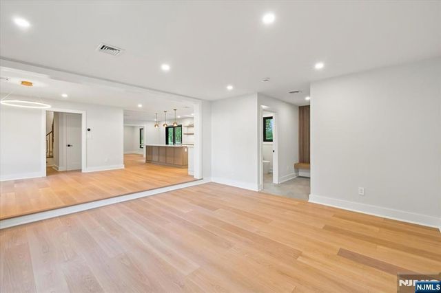 15 Green Way, Mahwah, NJ 07430