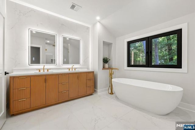 15 Green Way, Mahwah, NJ 07430