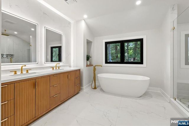 15 Green Way, Mahwah, NJ 07430