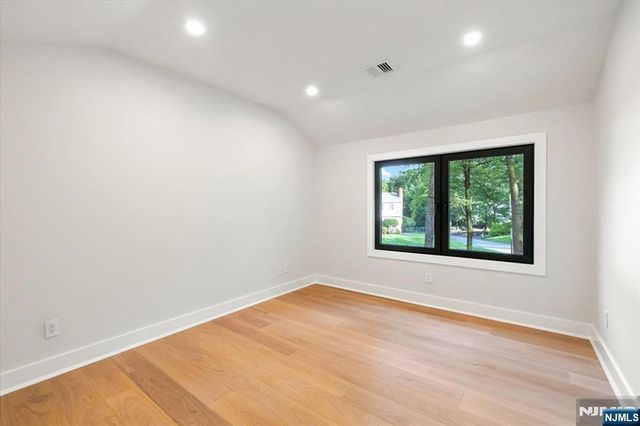 15 Green Way, Mahwah, NJ 07430