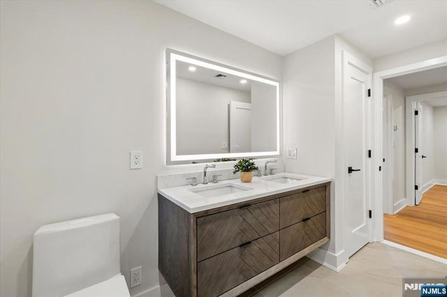 15 Green Way, Mahwah, NJ 07430