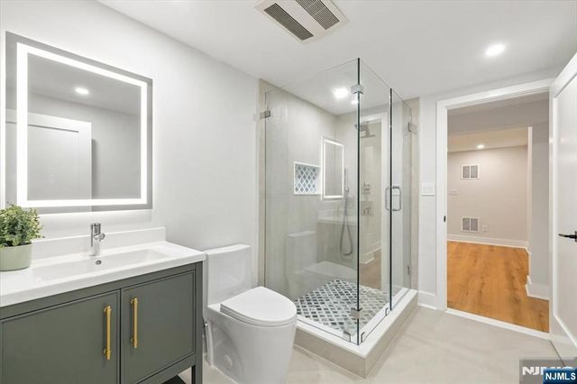 15 Green Way, Mahwah, NJ 07430