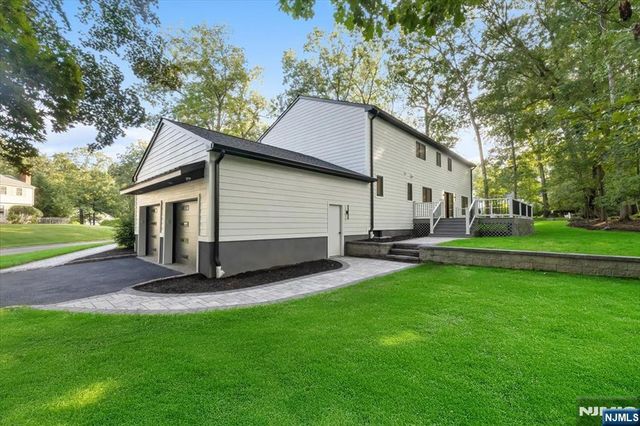 15 Green Way, Mahwah, NJ 07430