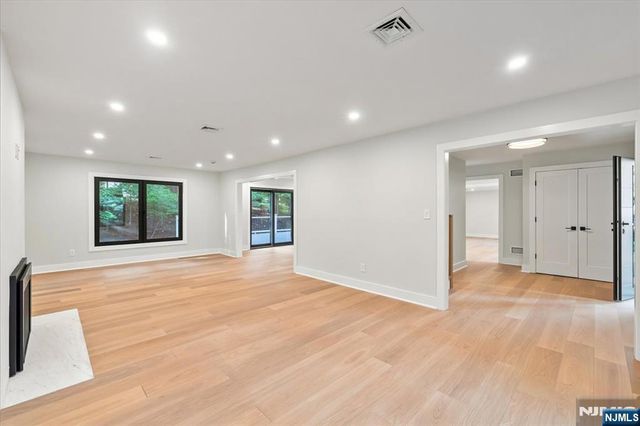 15 Green Way, Mahwah, NJ 07430