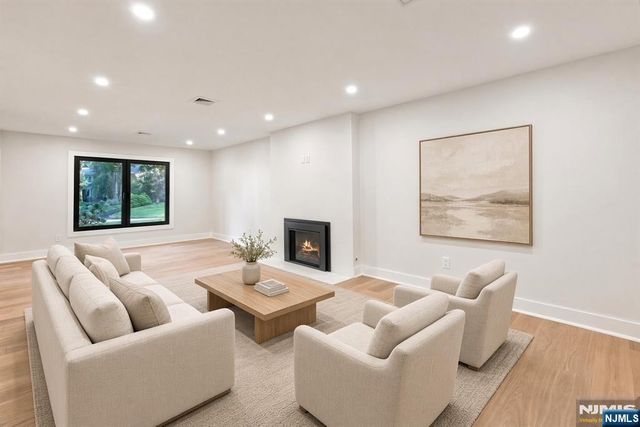 15 Green Way, Mahwah, NJ 07430