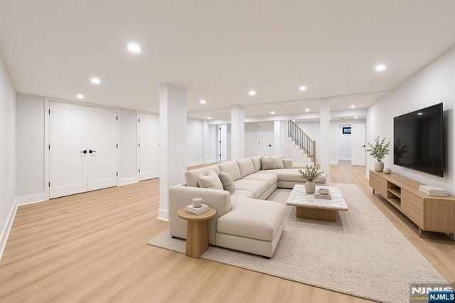 15 Green Way, Mahwah, NJ 07430