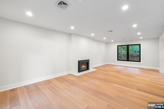 15 Green Way, Mahwah, NJ 07430