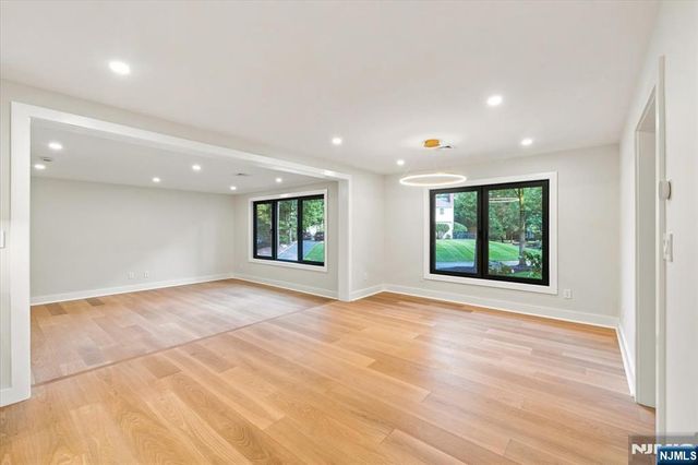 15 Green Way, Mahwah, NJ 07430