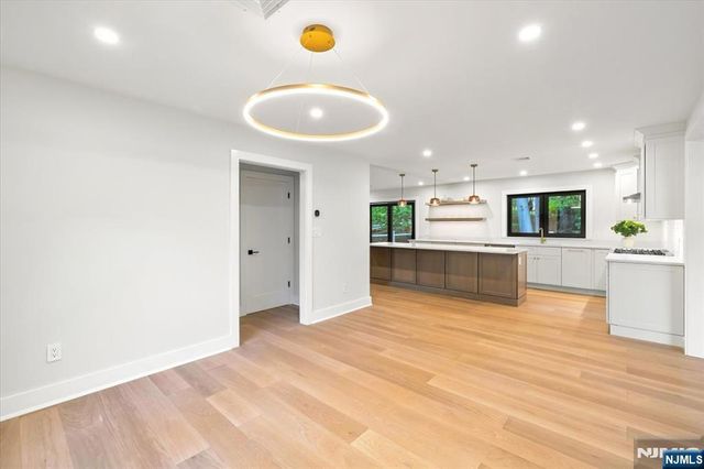 15 Green Way, Mahwah, NJ 07430