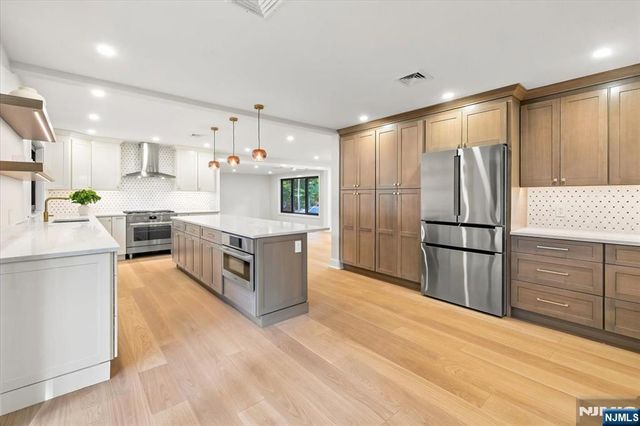 15 Green Way, Mahwah, NJ 07430