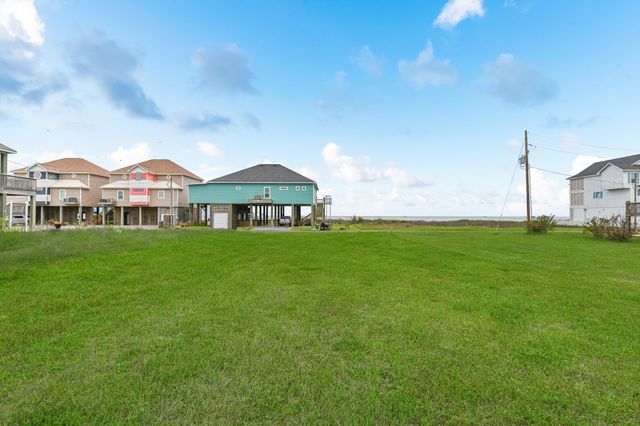 1117 Blue Water Drive, Crystal Beach, TX 77650