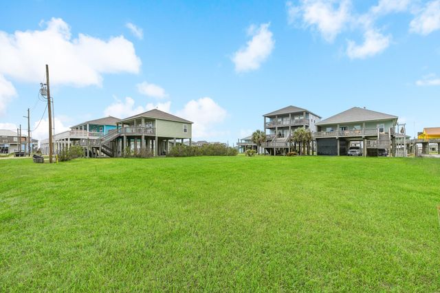 1117 Blue Water Drive, Crystal Beach, TX 77650