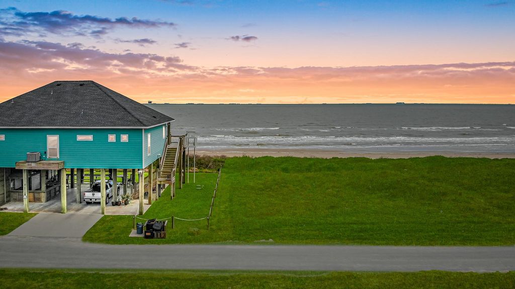 1117 Blue Water Drive, Crystal Beach, TX 77650