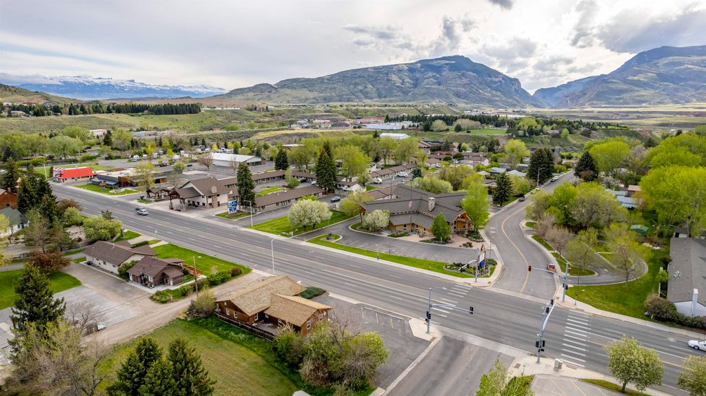 802 Canyon Ave, Cody, WY 82414 photo 4