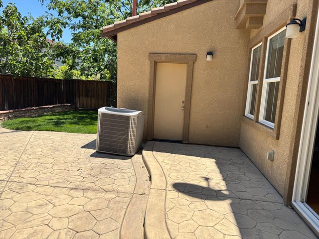 188 S Pacifico St, Tracy, CA 95391