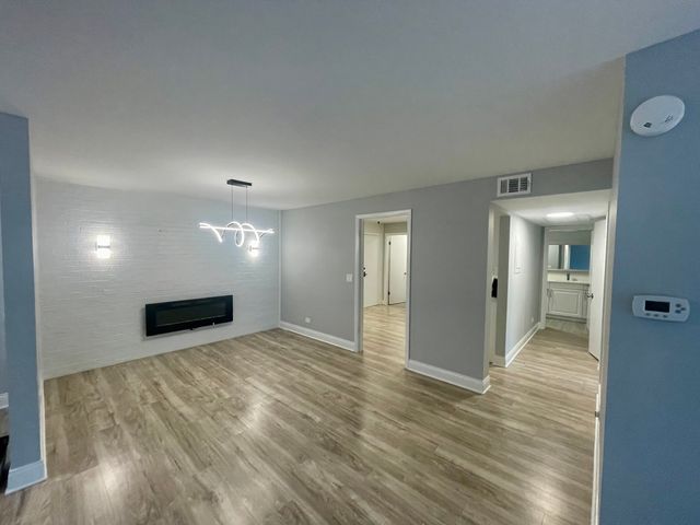 121 S Spruce Avenue 103, Wood Dale, IL 60191