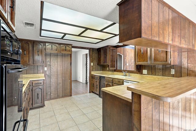 2230 SHADOW CLIFF ST, San Antonio, TX 78232