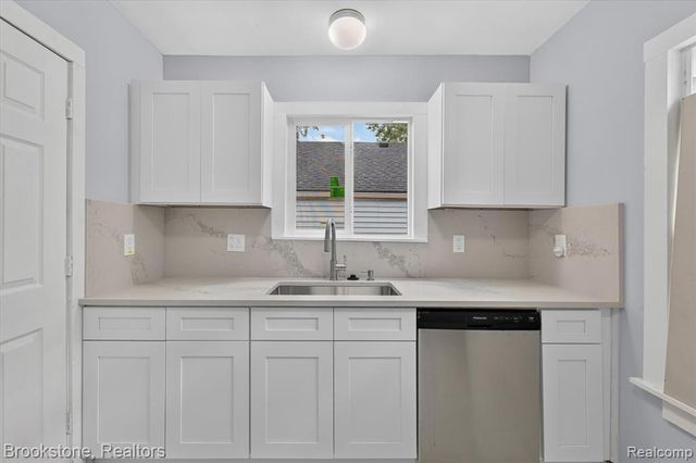 7203 Orchard Avenue, Warren, MI 48091