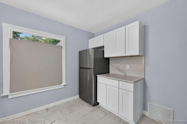 7203 Orchard Avenue, Warren, MI 48091
