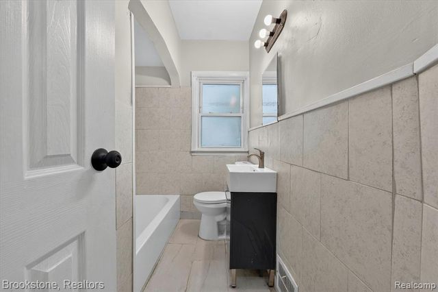 7203 Orchard Avenue, Warren, MI 48091