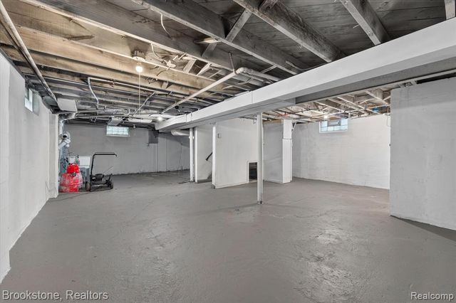 7203 Orchard Avenue, Warren, MI 48091