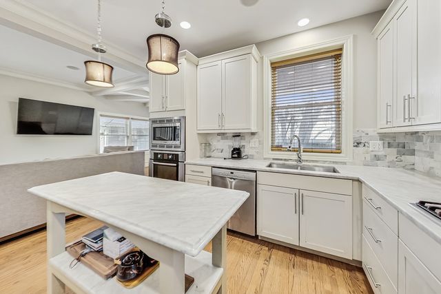 1716 W Beverly Glen Parkway, Chicago, IL 60643