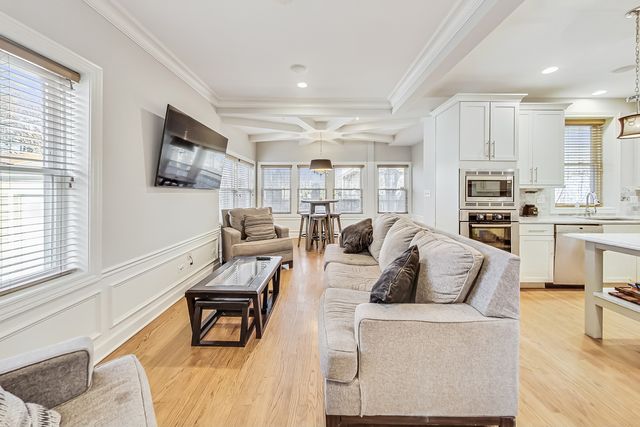 1716 W Beverly Glen Parkway, Chicago, IL 60643