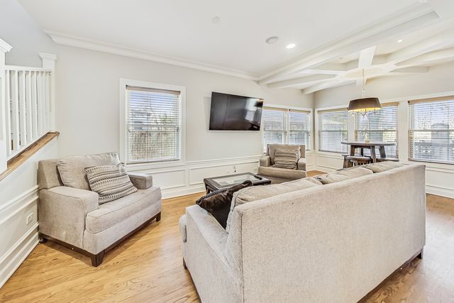 1716 W Beverly Glen Parkway, Chicago, IL 60643