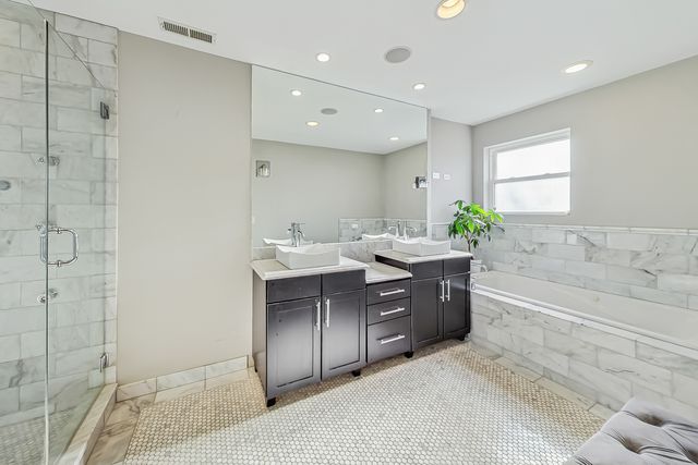 1716 W Beverly Glen Parkway, Chicago, IL 60643