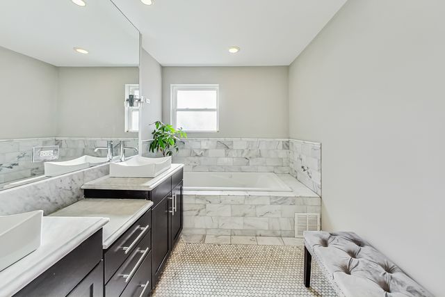 1716 W Beverly Glen Parkway, Chicago, IL 60643