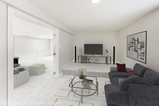 1716 W Beverly Glen Parkway, Chicago, IL 60643